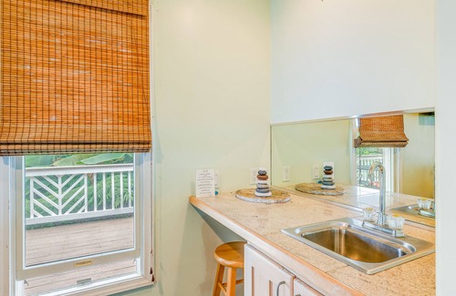 Holualoa House | Fabulous island escape on coffee farm with hot tub, furnished deck & ocean views