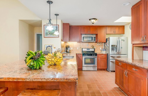 Holualoa House | Fabulous island escape on coffee farm with hot tub, furnished deck & ocean views