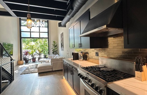 Santa Ana House | Fabulous Modern Loft in Santa Ana – Steps From Shopping, Dining & Hospitals