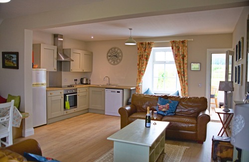 Carsethorn Cottage | Fabulous seaside cottage with stunning views and 3 double ensuite bedrooms, an enclosed garden in th