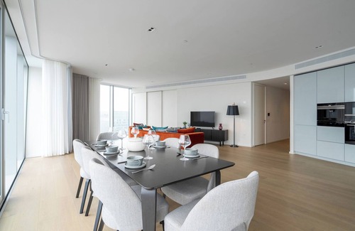Canary Wharf Apartment | Fabulous three-bedroom apartment by the river