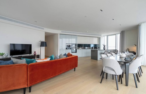 Canary Wharf Apartment | Fabulous three-bedroom apartment by the river