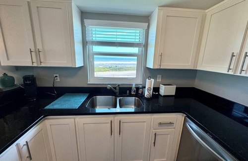 Breakers Condo | Fabulous views from every window~granite~king bed~wifi~Smart TV's~pool