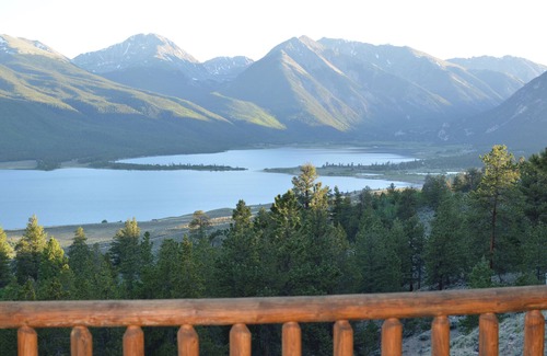 Twin Lakes House | Fabulous Views, Sleeps 8, 3 Full Baths, Family-Friendly #2025-010
