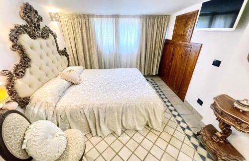 Montefiascone Villa | Fabulous villa on Umbrian hill overlooking lake - sleeps 24 - Pool and Jacuzzi