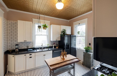 Milwaukee House | Fabulous Walkers Point Mansion w/Bar andFireplace
