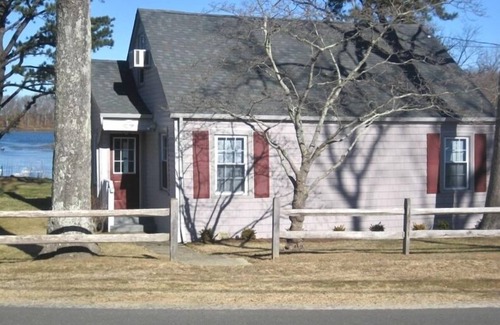 Peconic Cottage | Fabulous Waterfront Property in the Heart of Wine Country