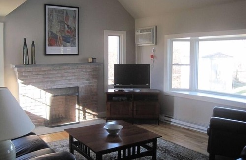 Peconic Cottage | Fabulous Waterfront Property in the Heart of Wine Country