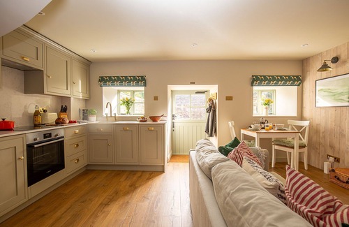 South Cerney Cottage | Fabulously presented dog friendly holiday cottage with outside tub - The Coach House, South Cerney