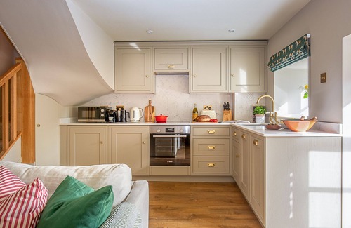 South Cerney Cottage | Fabulously presented dog friendly holiday cottage with outside tub - The Coach House, South Cerney