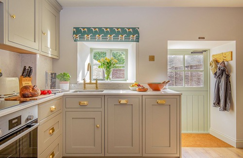 South Cerney Cottage | Fabulously presented dog friendly holiday cottage with outside tub - The Coach House, South Cerney