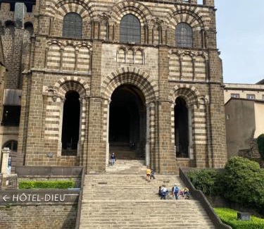 Le Puy-en-Velay Bed & Breakfast | Fac à face époustouflant avec la cathédrale !