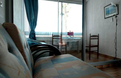 Leucate Apartment | Face port Plage à 350m joli T2 clair 4 couchages avec parking privé, draps serviettes non fournies