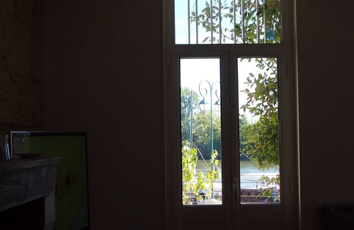 Cabara House | Facing Saint-Emilion, on a river, the vineyards of Bordeaux