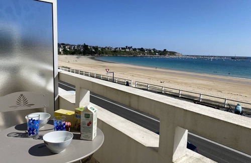 Saint-Cast-le-Guildo Apartment | Facing the large beach of Saint Cast, pleasant T2 apartment with sea view, 1 bedroom, sleeps 3