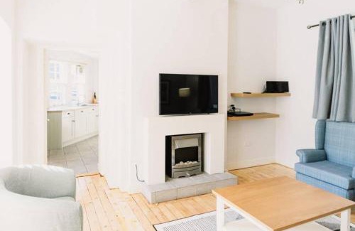 Birnam House | Factors House - A comfy cottage in countryside park with WIFI and access to bar and pool