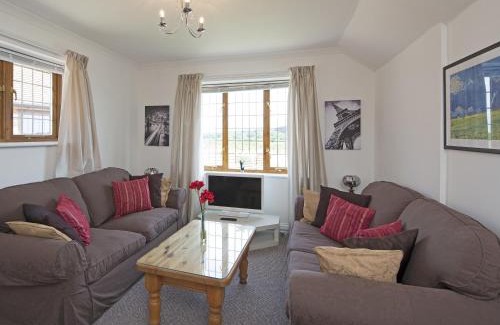 Newport East House | Fair Isle Holiday Cottages - Hill Top Cottage