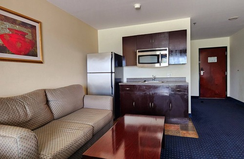 Clear Creek Hotel | FairBridge Inn & Suites Canadian