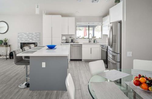 Alta Mesa Community Association House | Fairbrook Home - Chic Design Saltwater Pool with Hot Tub