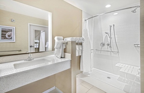 Van Hotel | Fairfield Inn & Suites by Marriott Van Canton Area