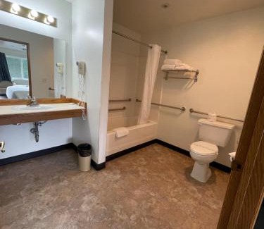 Monroe Hotel | Fairground Inn