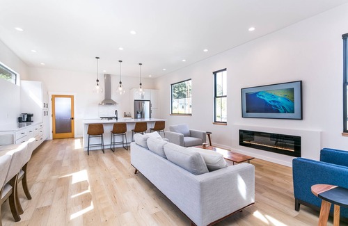 Fairhaven House | Fairhaven Luxury With Rooftop Deck and Ocean Views