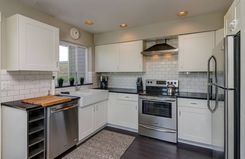 Fairhaven House | Fairhaven Remodeled 2 Bdrm Urban Townhome at 1224 Larrabee Ave