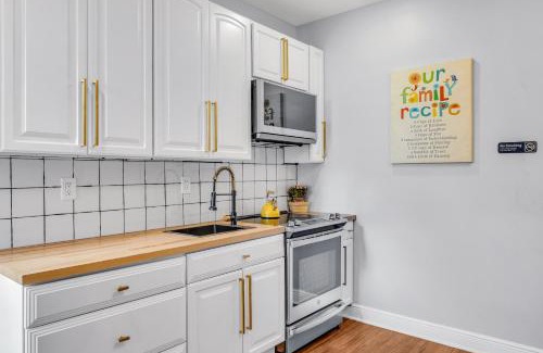 North Philadelphia West Apartment | Fairmount Art Museum Center City Suites