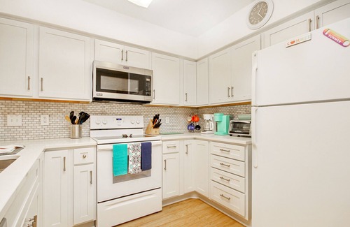 Pawleys Island Condo | Fairway-front condo with pool, hot tub, tennis, on-site golf, & private balcony