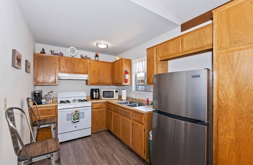 Big Bear City Cabin | Fairway Landing: By Snow Tubing & Farmers Market!