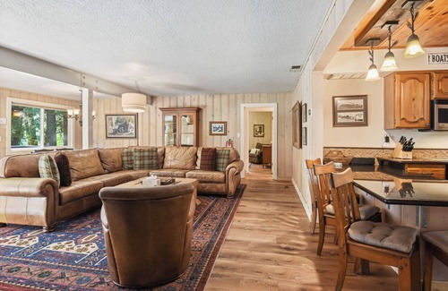 Kings Beach Cabin | Fairway Vacation Rental Cabin - Walk to Lake, On Golf Course