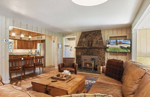 Kings Beach Cabin | Fairway Vacation Rental Cabin - Walk to Lake, On Golf Course
