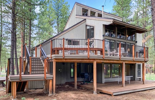 Black Butte Ranch House | Fairway View Family home with 5 Bdrm 3 bth located on the 7th hole of Big Meadow