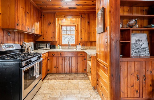 Balsam House | Fairy Tale Charm: Mtn Cabin + Mtn Stream + Deck