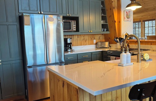 Black Mountain Cabin | Fairytale 3-bedroom cabin in lovely Black Mountain with Views, WiFi, Hot Tub