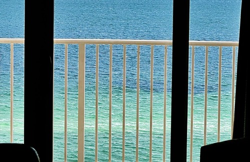 Gulf Shores Condo | FALL AT THE BEACH IS GREAT ! THE RUSH AND CROWDS OF SUMMER ARE GONE. BOOK NOW
