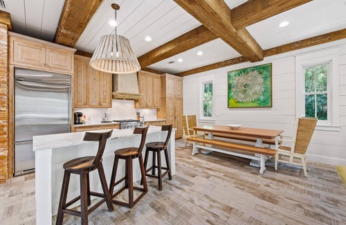 Forest District House | Fall Availability! Forest District - 2 Screened Porches! 4 Adult Bikes! Gourmet Kitchen!