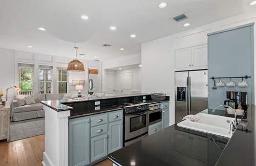 Cottage District House | Fall Availability! Cottage District! 2 Screened-in Porches! 4 Adult Bikes! Walk to Seaside!