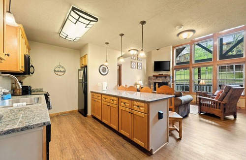 Reeds Spring Cabin | Fall colors - Holidays-Golf-Tennis-Coffee bar-Resort-close to Silver Dollar City
