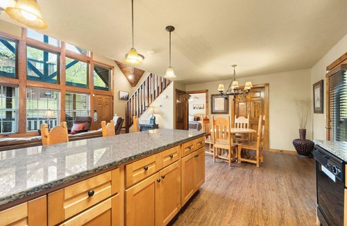 Reeds Spring Cabin | Fall colors - Holidays-Golf-Tennis-Coffee bar-Resort-close to Silver Dollar City