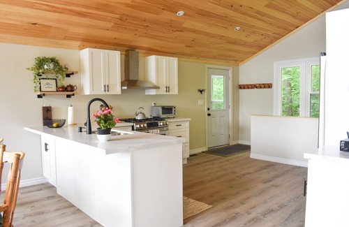 Dorset Cottage | Fall Colours, Pet Friendly, Parks Pass Incl, Fireplace Firepit WiFi