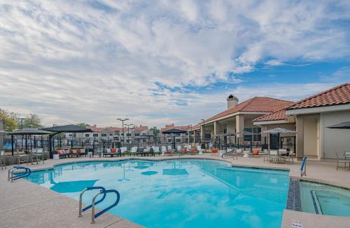 North Scottsdale Apartment | Fall concert series-2 Pools, Games & Parking H1059