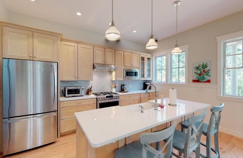 Leland House | Fall dates available - Clean, gorgeous 5 bedroom property in town!