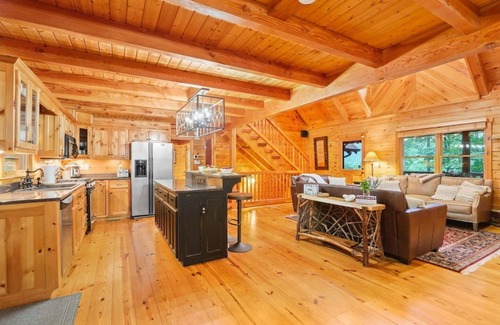 Banner Elk Cabin | Fall Escape*Mystic Glow Jungle*KidsSafari*Pets*Fire pit*Hot tub*Luxe Amenities