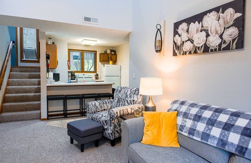 The Galena Territory Condo | Fall Foliage - 2 King Beds - Golf Course View - Indoor Pool - Near Scenic Trails