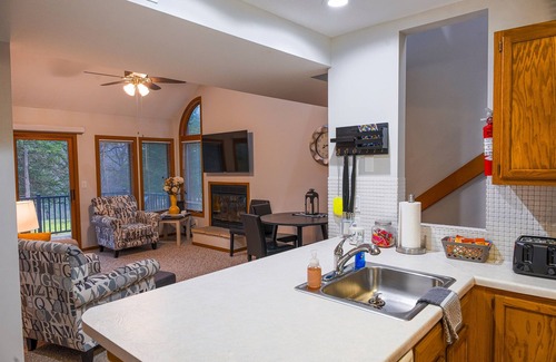 The Galena Territory Condo | Fall Foliage - 2 King Beds - Golf Course View - Indoor Pool - Near Scenic Trails