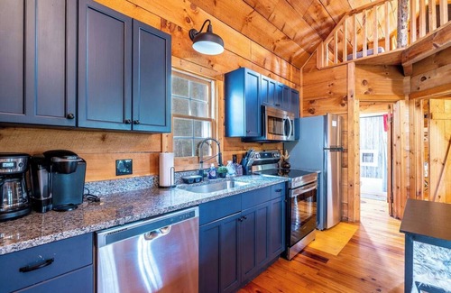 Townsend Cabin | Fall Foliage! King Bed! Arcade! Hot Tub!