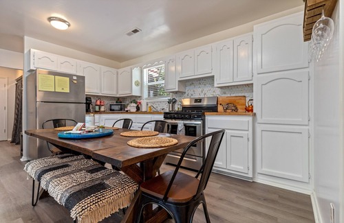 Dennis Cottage | Fall Foliage Lake Retreat – 6th Night FREE!