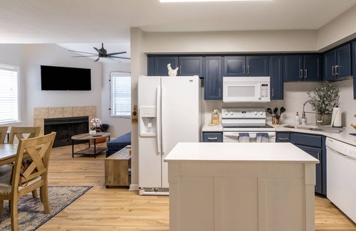 Clear Lake Shores Condo | Fall for Galveston 15% Off Your Stay This Season