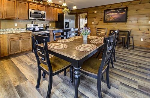 Pigeon Forge Cabin | Fall in Love with the Views - 4BR Cabin near Dollywood & Parkway!